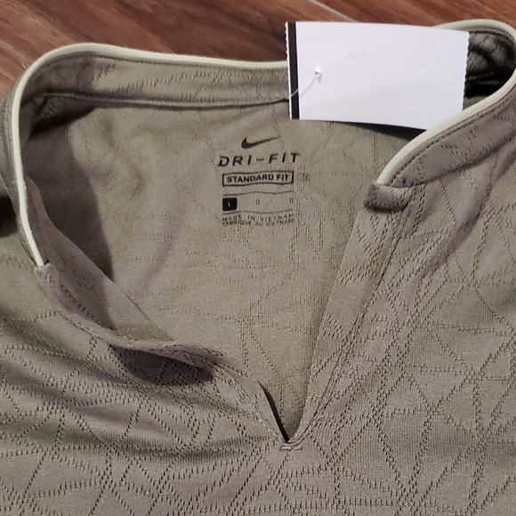 Nike Green Short Sleeve Men's Tee - Picture 4 of 5